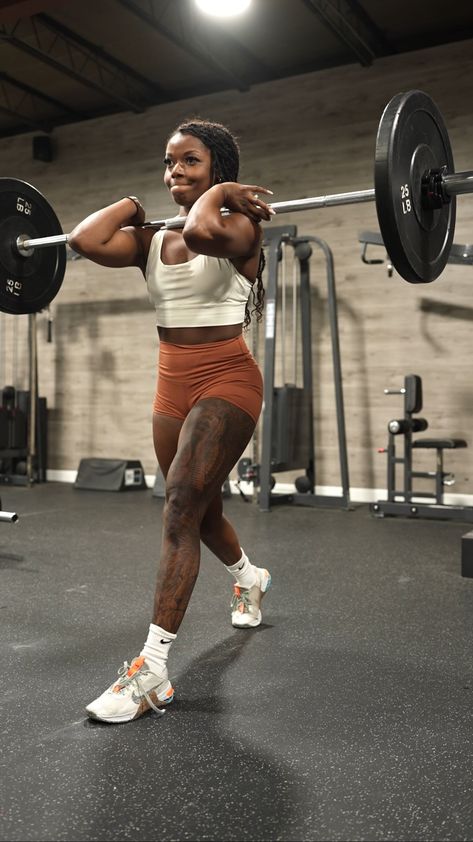 Crossfit Black Women, Black Women Weight Lifting, Gym Motivation Black Women, Fitness Baddie, Gym Aesthetic Black Women, Lifting Weights Women, Black Women Workout, Wellness Competition, Muscle Mommies