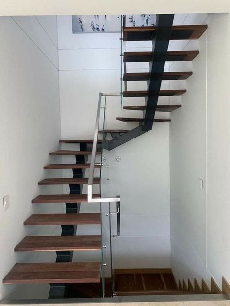 Stears Steps Design, Wood Steps Indoor, Steel Stair Railing, Small Space Bathroom Design, Wood Floor Design, Staircase Design Modern, Wrought Iron Stairs, Small Space Bathroom, Glass Staircase