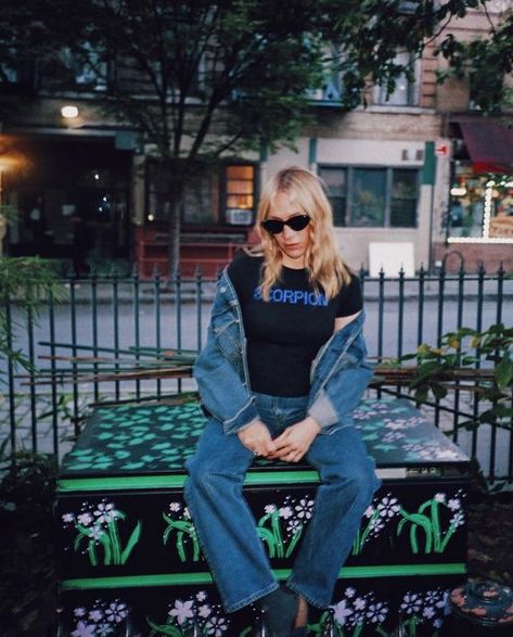 Chloe Sevigny 90s, Chloe Sevigny Style, Chloë Sevigny, Denim Party, Chloe Sevigny, Instagram Accounts To Follow, Fashion 101, Lovely Clothes, Spring Summer Outfits