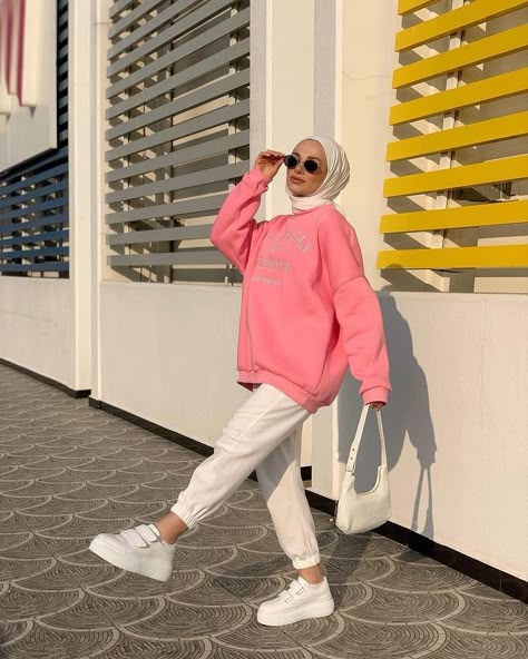 🌷 Spring Outfits For Hijab, Petite Hijab Outfit, Spring Outfits Hijab, Hijabi School Outfits, Hijabi Sports Outfit, Pink Sweatshirt Outfit, Hoddies Outfits, Hijab Trend, Hijab Fashion Summer