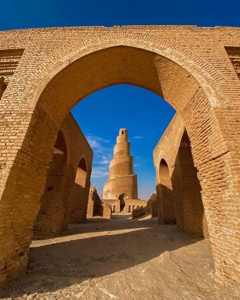 Abu Dalaf Mosque is one of Iraq’s ancient heritage mosques. The mosque is located 15 km north of the city of Samarra, in Salah al-Din Governorate. It was built by the Abbasid Caliph Al-Mutawakkil on God in 246 AH/859 AD. The historian al-Baladhuri mentioned that the caliph built a city he called al-Mutawakkiliya, and he built a mosque in it. It was later called the Abu Dalaf Mosque, in the east of the city of Samarra. Abbasid Caliphate, Islamic Design Pattern, Wattle And Daub, Stone Archway, The Historian, Baghdad Iraq, Ancient Egyptian Art, Exotic Places, Islamic Design