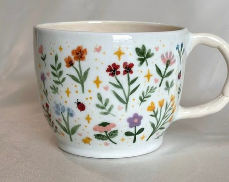 Floral Mug Painting, Hand Painted Ceramic Mugs, Ceramic Mug Painting Ideas Easy, Mug Painting Ideas Aesthetic, Floral Pottery Painting, Ceramic Cup Painting Ideas, Mug Painting, Floral Pottery, Ceramic Cafe