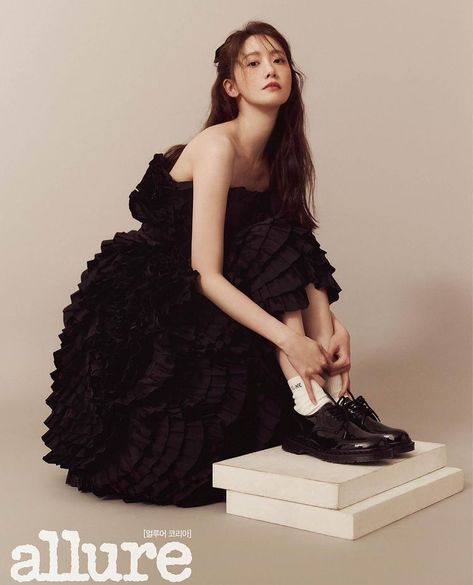 Korean Photoshoot, Im Yoona, Yoona Snsd, Photoshoot Concept, Korean Actress, Fashion Photoshoot, Girls Generation, Sleeveless Formal Dress, Flapper Dress