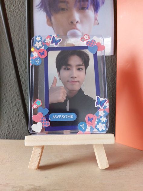 So i made this sleeve for my photocards! I hope you all like it. #straykids #straykidshan #skz #dweakkilover #photocard #kpop #pc #photocardsleeve #hyunjin #felix #yungbook Pc Sleeve Kpop, Photocard Stand Diy, Photocard Sleeve, Pc Sleeve, Iphone Ideas, Frame Stand, Diy Stuff, Art Sketchbook, Diy Art