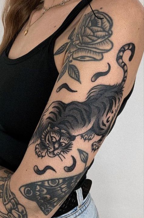 Mexican Tiger Tattoo, American Traditional Tiger Tattoo Black, Climbing Tiger Tattoo, Black Tiger Tattoo, Traditional Tiger Tattoo, Panther Tattoo, Hand And Finger Tattoos, Manga Tattoo, Side Tattoos