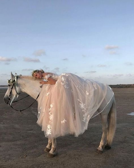 Bridget Von Ascheberg, Quince Pictures, Quinceanera Pictures, Horse Photography Poses, Equestrian Wedding, Quinceanera Photoshoot, Pictures With Horses, Twisted Games, Western Style Wedding