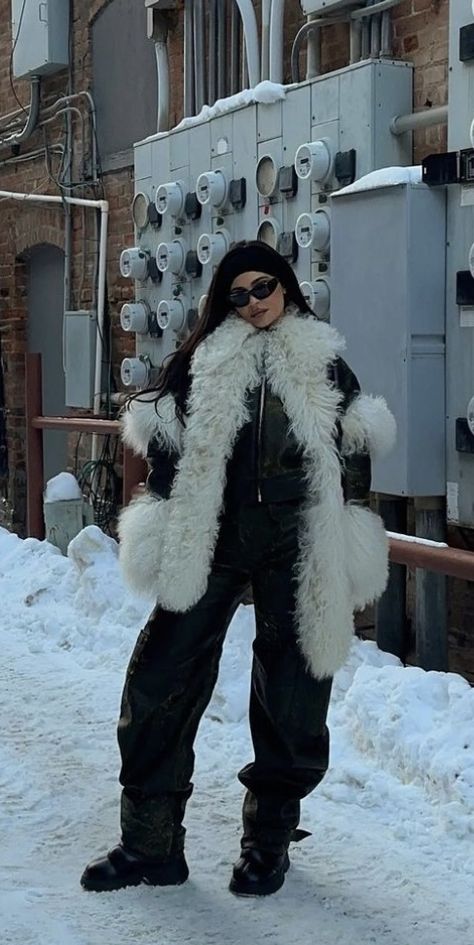 Kylie Jenner Aspen, Aspen Trip, Snow Fits, Cold Outfit, Kylie Jenner Hair, Colorado Outfits, Snow Trip, Winter Attire, King Kylie