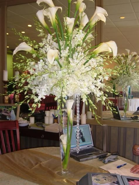 calla lillie and orchid centerpiece | Calla lilies and/or orchids centerpieces pics Please!! Lily Centerpieces, Orchid Centerpieces, Tall Wedding Centerpieces, Tafel Decor, Tall Centerpieces, Wedding Table Flowers, Flower Centerpieces Wedding, Calla Lilies, Wedding Table Decorations