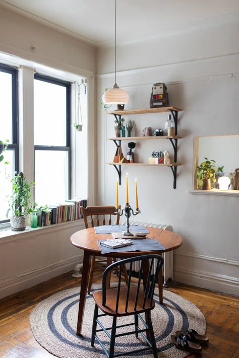 Apartment With Friends, Small Apartment Table, Small Apartment Inspiration, California Apartment, Vintage Apartment, Apartment Dining Room, Beeswax Tapers, Apartment Dining, Apartment Vibes