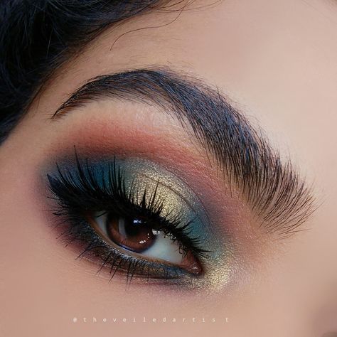 step by step tutorial on this beautiful, deep teal and gold mermaid inspired halo smokey eyes! Turquoise Eye Makeup, Teal Eye Makeup, Turquoise Makeup, Ethereal Dark, Smokey Eyes Tutorial, Turquoise Eyeshadow, Teal Eyeshadow, Teal Makeup, Halo Eyeshadow