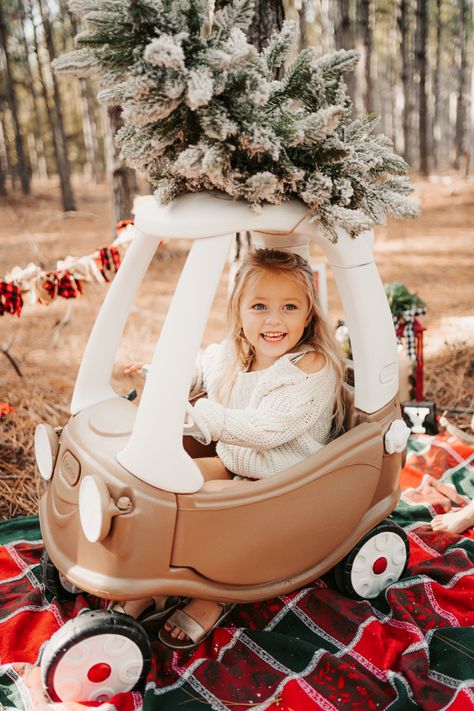 Christmas Outdoor Pictures, Christmas Kid Pictures, Triangle Arch Christmas Photoshoot, Christmas Toddler Pictures, Christmas Cozy Coupe, Cozy Coupe Christmas Picture, Outdoor Christmas Minis, Outdoor Christmas Mini Sessions, Winter Mini Session Ideas Outdoor