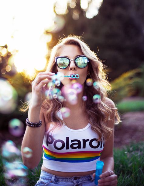 Outdoor Golden Hour Photoshoot, Bubble Photoshoot Ideas, Photoshoot Bubbles, Bubble Portrait, Trending Photoshoot Ideas, Bubbles Photoshoot, Bubble Photoshoot, Golden Hour Instagram, Playful Portrait