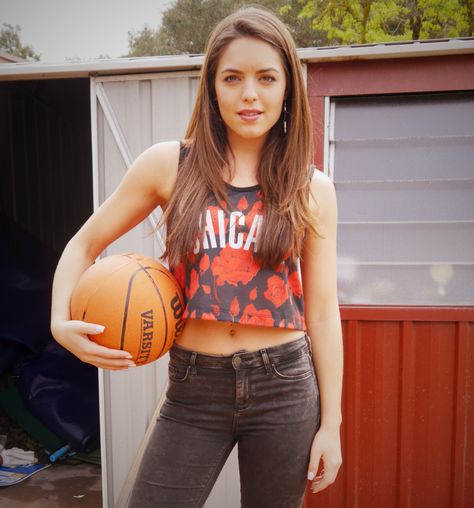 Olympia Valance ✔NB 🐾 Paige #BehindTheScenes #Neighbours Olympia Valance, Breaking Bad, On Set, Olympia, Behind The Scenes, Basketball, Soap, Football, Celebrities