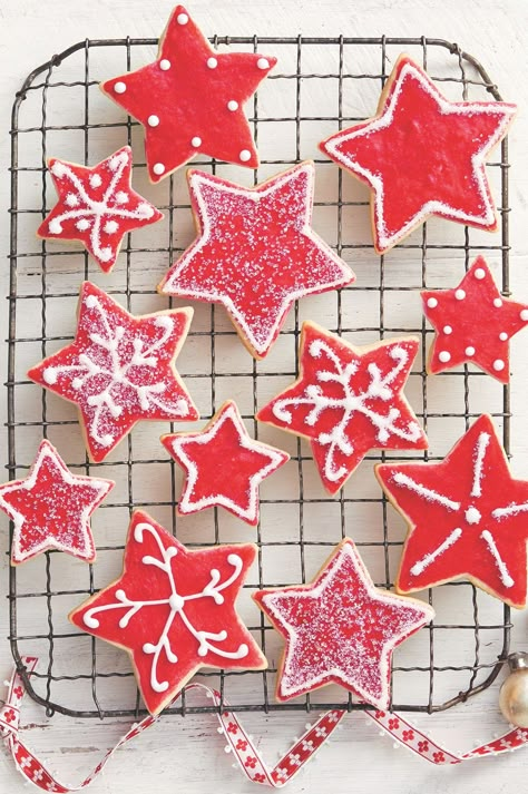 sugar cookies star shape Star Cookie Decorating Ideas, Red Velvet Sandwich Cookies, Star Sugar Cookies, Christmas Sugar Cookies Decorated, Christmas Cookie Decorating, Carrot Cookies, Christmas Cookie Ideas, Sugar Cookie Decorating, Delicious Christmas Cookies