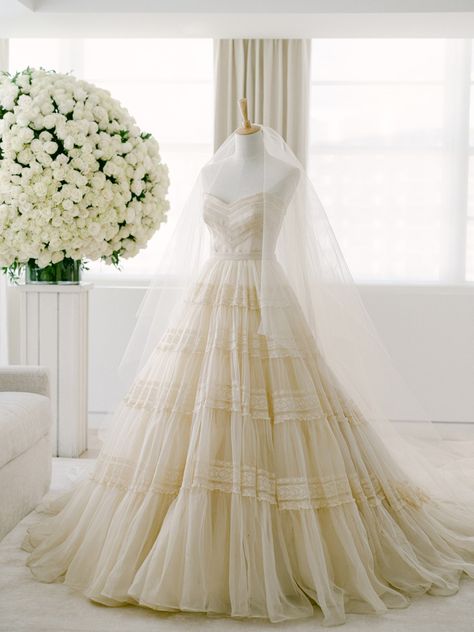 Dior Wedding Gown, Dior Wedding Dress, Miami Wedding Dress, Dior Wedding Dresses, Dior Wedding, Catholic Wedding Traditions, Dior Dress, Looks Party, Wedding Day Timeline