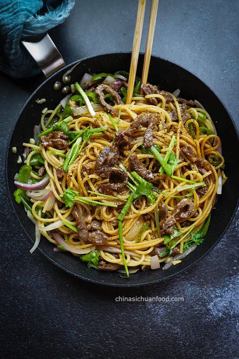 Chinese black pepper beef noodles|chinasichuanfood.com Black Pepper Beef Noodles, Black Pepper Noodles, Pasta Chinese, Japanese Sauces, Asian Feast, Homemade Chow Mein, Dorm Recipes, Whole30 Meals, Black Pepper Beef