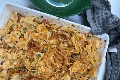 Anna's One-Pan Caramelised Onion Pasta - INTU WELLNESS One Pan Caramelized Onion Pasta, Caramelised Onion Pasta, Easy One Skillet Meals, Onion Pasta, Carmelized Onions, Caramelised Onion, Farfalle Pasta, Sweet Onions, Roasted Onions