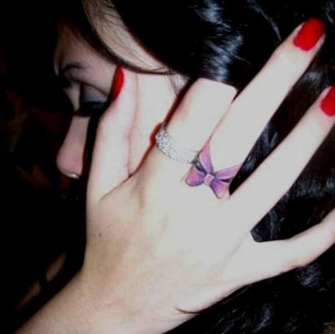 Pink Bow Tattoos, Jewerly Tattoo, Bow Finger Tattoos, Middle Finger Tattoos, Bow Tattoo Designs, Tattoo Finger, Cute Finger Tattoos, Finger Tattoo For Women, Cute Hand Tattoos