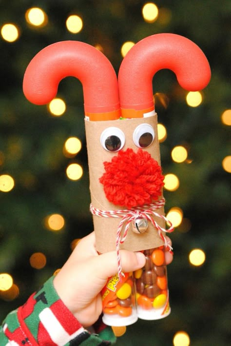 Candy Reindeer--such a fun and easy idea for the kids to give as gifts   @Kristin Solomon Candy Cane Reindeer, Inexpensive Christmas Gifts, Steak Tacos, Inexpensive Christmas, Reindeer Craft, 12 December, Carne Asada, Christmas Gifts For Friends, Christmas Goodies