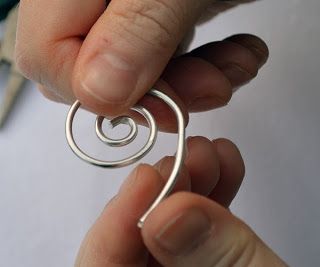 This hand-shaped, hammered spiral keeps your scarf or shawl in place without piercing or snagging the yarns Scarf Pins Diy, Scarf Tieing, Kilt Pin Jewelry, Diy Scarves, Diy Shawl, Scarf Pins, Pins Diy, Wire Spiral, Kilt Pins