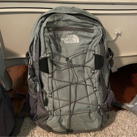 North Face Borealis backpack Sac The North Face, The North Face Backpack Outfit, The North Face Backpack Aesthetic, Northface Backpacks Aesthetic, North Face Backpack Aesthetic, North Face Aesthetic, The North Face Bag, Backpack For High School, North Face Borealis Backpack