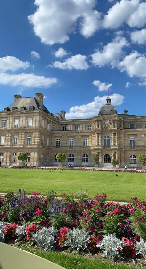 Luxembourg Aesthetic, French Chateau Mansion, Travel Ig Stories, Chateau Mansion, Paris In March, Aesthetic Trip, Paris In September, Paris Photo Ideas, Photo Place