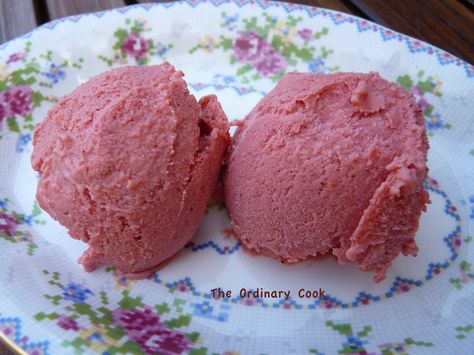 Damson icecream Cherry Ice Cream Recipe, 21 Day Fix Desserts, Hemgjord Glass, Ice Cream Alternative, Strawberry Ice Cream Recipe, Homemade Strawberry Ice Cream, 21 Day Fix Meals, Healthy Ice Cream, Banana Ice Cream