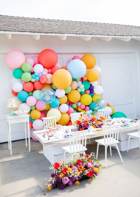 Summer Party Themes, Colorful Birthday Party, Colorful Birthday, Balloon Wall, Backyard Barbecue, Colourful Balloons, Art Party, Colorful Party, Baby Birthday