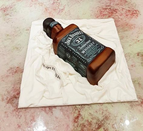 Jack Daniels Cake, Whiskey Cake, Gravity Defying Cake, Bottle Cake, Piping Techniques, Jack Daniel, Jack Daniels Whiskey Bottle, Jack Daniels, Cake Art