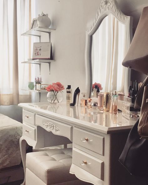 Vanity Desk Vintage, Makeup Vanity Vintage, Vintage Vanity Ideas, Vintage Makeup Desk, Vanity Ideas Bedroom Vintage, Vintage Makeup Table, Vintage Vanity Aesthetic, Vintage Makeup Vanity, Bedroom Baddie