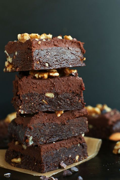 20-minute Raw Vegan Brownies that are insanely moist and rich! Topped with a Coconut Oil Vegan Chocolate Ganache Frosting! #vegan #glutenfree #minimalistbaker Vegan Brownie Recipe, Taco Tortilla, Pumpkin Roll Recipe Easy, Raw Vegan Brownies, Vegan Chocolate Ganache, Pumpkin Rolls Recipe, Cookie Dough Cake, Chocolate Ganache Frosting, Vegan Brownies