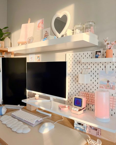 Cute Monitor Set Up, Mini Pc Setup, Aesthetic Desk Set Up, Cute Pc Setup, Cute Desk Ideas, Cute Desk Setup, White Monitor, Laptop Setup, Setup Pc