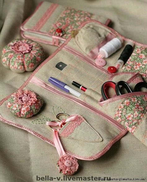 Really pretty sewing kit.  I'd love to copy the look and pattern. Sewing Kit Bag, Sewing Caddy, Sewing Case, Trendy Sewing, Case Ideas, Heirloom Sewing, Creation Couture, Sewing Rooms, Sewing Organization