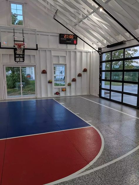 Garage With Entertainment Area, Garage Sport Court, Garage Hangout Ideas, Extra Garage, Party Garage, Barn Gym, Garage Hangout, Gym House, Indoor Sports Court