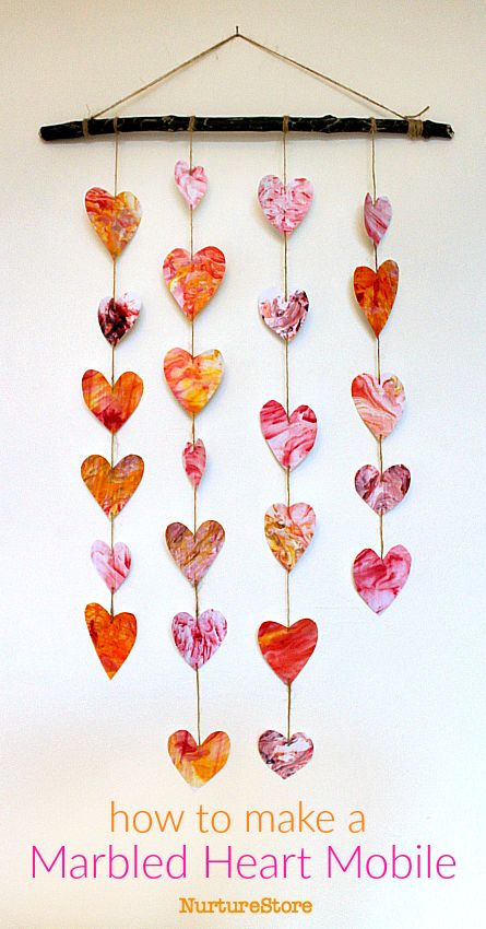 So pretty and easy to make - using a clever marbling technique that creates unique patterns on each heart. Valentine Hearts Art, Heart Mobile, Pinterest Valentines, Valentine Art Projects, February Crafts, Easy Valentine Crafts, Valentine Craft, Valentine's Day Crafts For Kids, Valentines Crafts