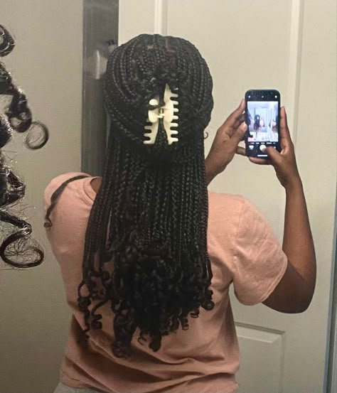 braids Medium Box Braids Short Length, Small Braids With Curly Hair, Small Box Braids Mid Back Length, Hair Styles For Knotless Braids Ideas, Chest Length Box Braids, Mid Length Braided Hairstyles, Back Length Box Braids, Short Medium Box Braids, Knotless Box Braids Small With Curls