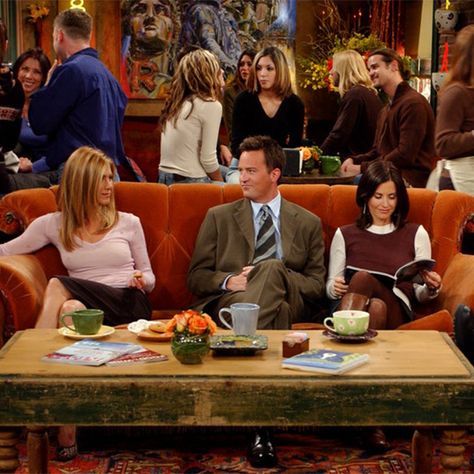 Friends Central Perk Coffee, Friends Couch, Friends Cafe, Friends Best Moments, Sing Me To Sleep, Reading Spot, Friends Central Perk, Friends Series, Central Perk