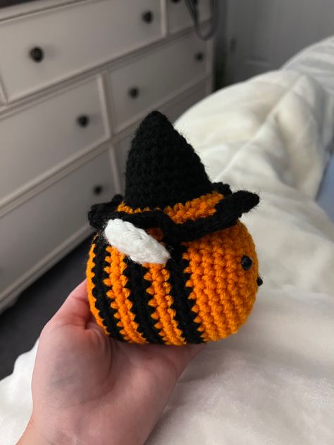 Crochet Halloween Decorations, Spooky Crochet, Crochet Stuffies, Crochet Plushies, Fall Crochet, Fall Crochet Patterns, Easy Crochet Animals, Halloween Crochet Patterns, Crochet Bee