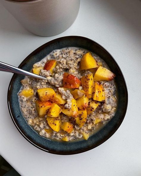 Franzi🥳 on Instagram: "NECTARINE OATS This Friday calls for some delish nectarine oats 😋 A nice and comforting bowl of oats for breakfast really hits different on these cold days 😍 - - I hope you guys have had a great week and I am wishing you a wonderful weekend! - - Ingredients: 🍑 1/2 cup oats (50 g) 🍑 1 tbsp chia seeds (10 g) 🍑 1/2 cup hot water (125 g) 🍑 1/2 cup milk of choice (vanilla soy, 125 g) 🍑 1/2 nectarine (chopped) 🥣 a the other half of the nectarine (chopped) 🥣 caramel syr Oats For Breakfast, Hits Different, Fall Breakfast, Healthy Lifestyle Food, Girl Dinner, Wonderful Weekend, The Other Half, Food Inspo, Great Week