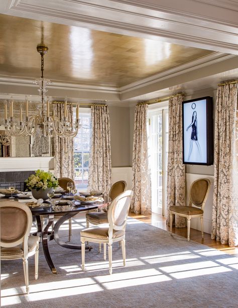 Lacquered Dining Room with Tea-paper Ceiling and Modern Art  Kristin Paton Interiors Glossy Ceiling, Statement Ceiling, Retro Kitchens, Lacquered Walls, Dining Room Windows, Phillip Jeffries, Dining Room Ceiling, Wallpaper Ceiling, Gold Ceiling