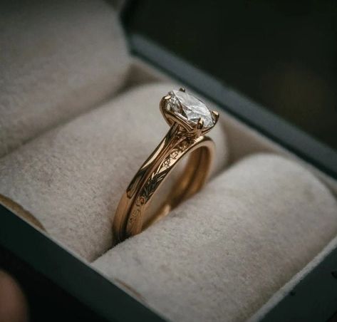 Oval Engagement Ring Set, Plain Gold Wedding Bands, Oval Solitaire Ring, Anniversary Ring Set, Oval Engagement Ring, Cute Engagement Rings, Oval Engagement, Dream Engagement Rings, Gold Ring Sets