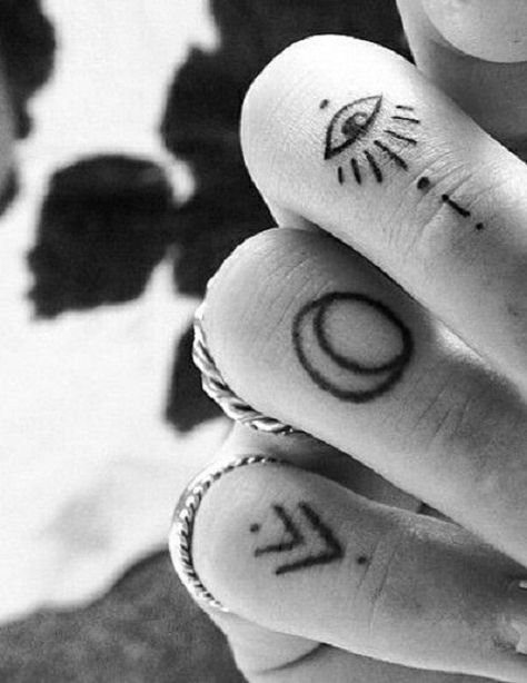 Eye+of+Horus+on+Finger Fingers Tattoo, Tato Henna, Finger Tats, Diy Tattoo, Subtle Tattoos, Eye Tattoo, Little Tattoos, Trendy Tattoos, Mini Tattoos