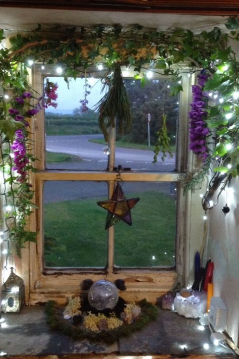 Window Altar Witch, Witchy Window Decor, Interior Alchemy, Magic Cottage, Kitchen Window Decor, Herb Drying, Witch Kitchen, Witchy Room, Enchanted Cottage