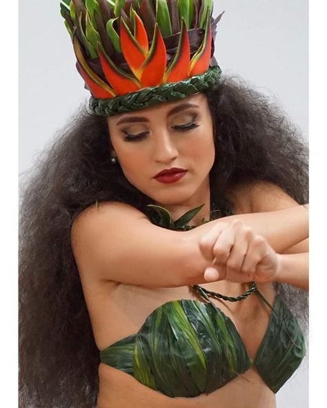 Filipino Headdress, Tahitian Headpiece, Fire Costume, Tahitian Costumes, Ori Tahiti, Fresh Flower Jewelry, Tahitian Dance, Polynesian Dance, Hawaiian Woman