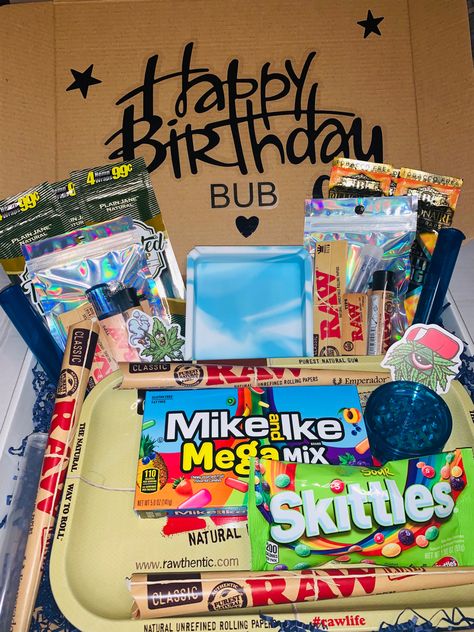 Perfecf Personalized Birthday Box Boyfriend Gift Basket, Good Birthday Presents, Cute Boyfriend Gifts, Birthday Box, Curated Gift Boxes, Puff And Pass, Diy Gifts For Boyfriend, Cute Gift Boxes, Boyfriend Birthday