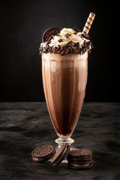 Milk-shake de chocolate com pedaços de b... | Premium Photo #Freepik #photo #milkshake #milkshake-chocolate #taca-de-sorvete #sorvete-de-chocolate Chocolate Ice Cream Milkshake, Peach Milkshake, Oreo Shake, Ice Cream Shake, Oreo Milkshake, Chocolate Shake, Chocolate Oreos, Chocolate Milkshake, Banana Ice Cream