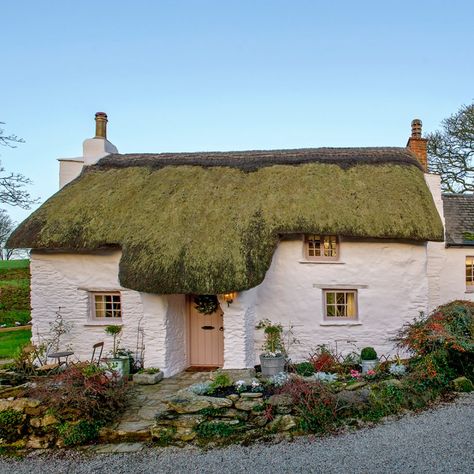 Step inside this idyllic thatched cottage with gorgeous Scandi interior Kakariko Village, Cornwall Cottages, Scandi Interiors, Little Cottages, Casa Country, Cottage Exterior, Country Cottage Decor, Cottage Interior, Cob House