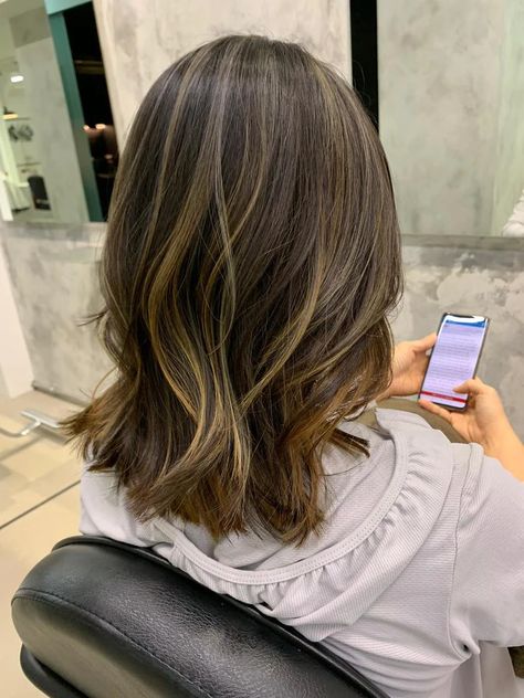 Airtouch Hair Brown, Highlights To Lowlights, Highlights Vs Lowlights, Babylights On Dark Hair, Dark Hair With Lowlights, Babylights Brunette, Balayage Vs Highlights, Brown Hair Inspo, Black Hair With Highlights