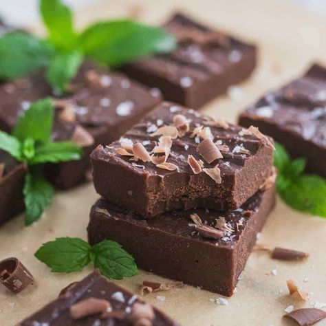 Melt-in-your-mouth Chocolate Peppermint Fudge is made with 5 healthy ingredients like coconut milk and Medjool dates for a natural sweetness. Chocolate Mint Fudge, Chocolate Peppermint Fudge, Date Recipes Desserts, Mint Fudge, Naturally Sweetened Desserts, Healthy Chocolate Pudding, Sweet Potato Dessert, Peppermint Fudge, Christmas Food Treats