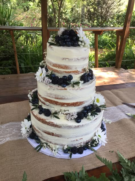 Wedding Cake Blueberries, Huckleberry Wedding Cake, Fresh Flowers Wedding Cake, Lemon Blueberry Wedding Cake, September Wedding Cake, Blackberry Wedding Cake, Wedding Cake Dark Blue, Blueberry Wedding Cake, Wedding Cake Semi Naked